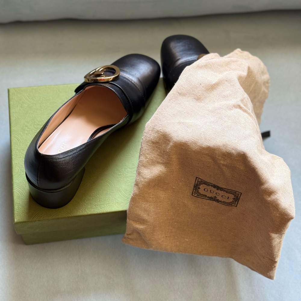 Gucci Black Leather Loafers with Gold Emblem - Picture 9 of 9